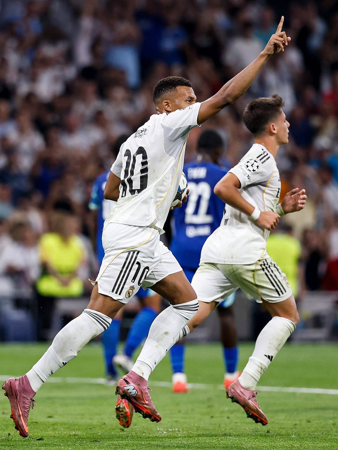 包含多伦多猛龙迎法国杯关键赛；赛前再遭质疑；赛场秩序良好；纪律约束更严格的词条