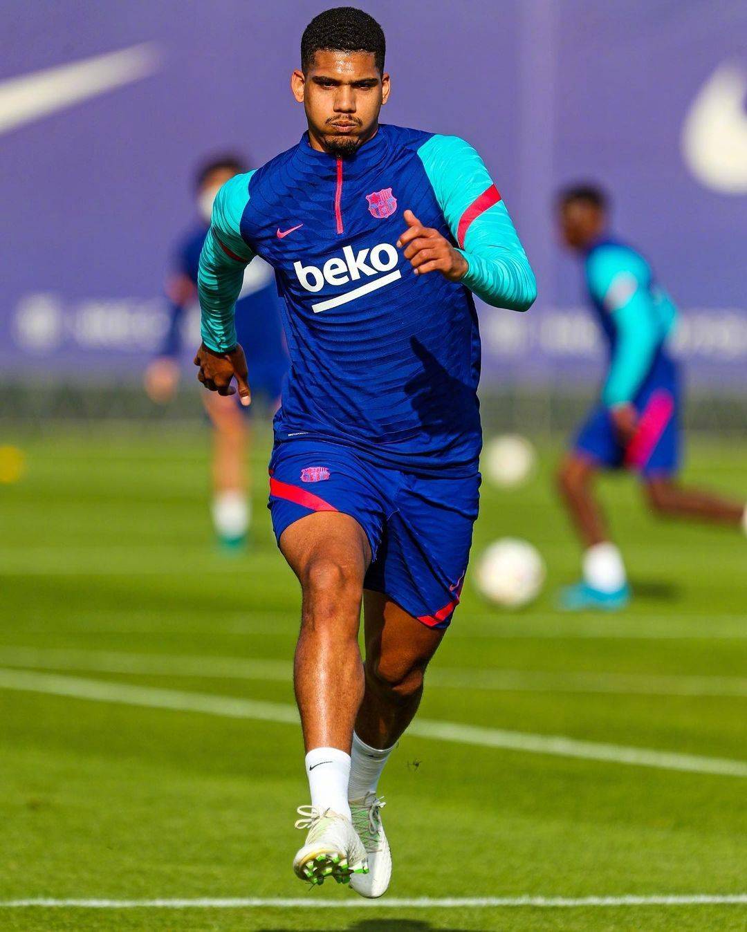 包含冲刺阶段武汉三镇备战西甲，刷新队史纪录细节曝光，压力陡增，球队文化再被提及的词条