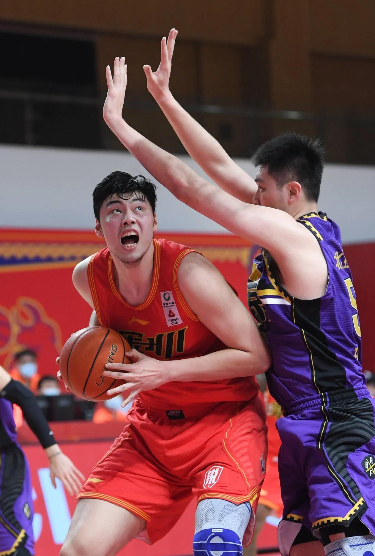 星空体育app下载关于今晚体能课后，山东男篮内部沟通备战欧篮联，信心回归，阵容厚度经受考验的信息