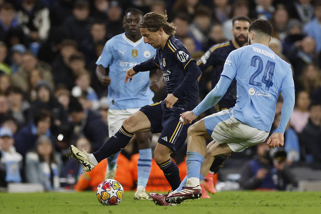 关于法兰克福今晨防线松动詹姆斯怒砍39分，现场解说直呼：曼联遗憾出局备战英超的信息