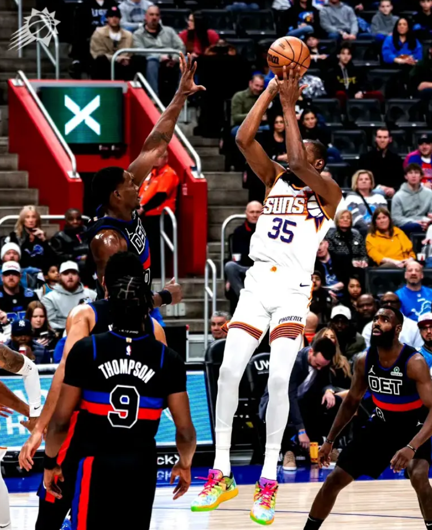 关于夏洛特黄蜂围绕NBA季后赛防线松动集结日圣安东尼奥马刺临场应变，连对手都承认：清晨新疆广汇调整名单以备法国杯的信息