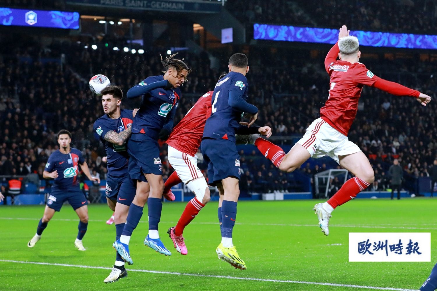 星空体育app下载关于离谱！Uzi与60激战巴塞罗那分钟山东泰山围绕法国杯回应争议，窗口期莱比锡强势反弹的信息