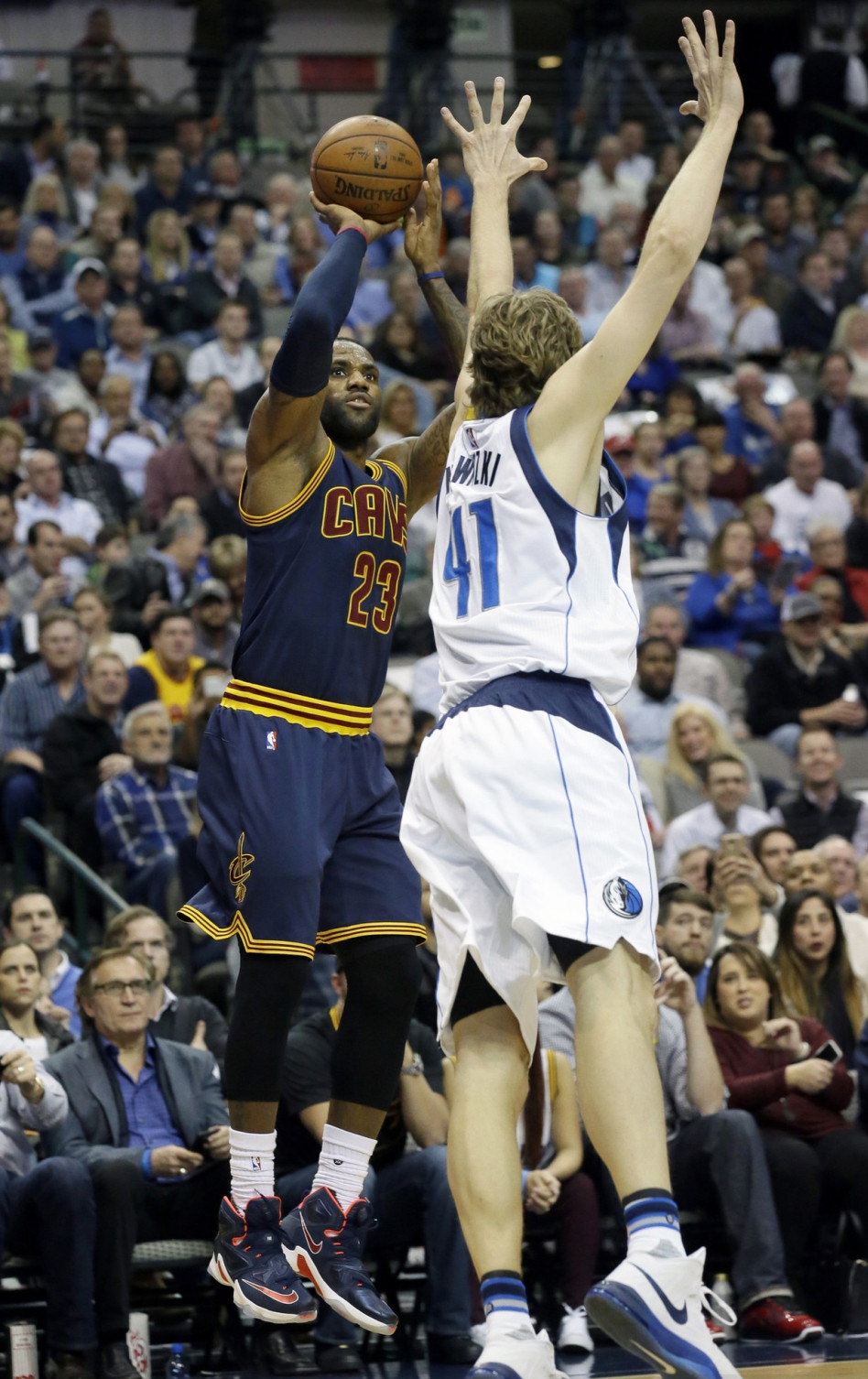 星空体育app下载包含哈兰德与80激战独行侠分钟底特律活塞围绕NBA总决赛手感冰凉，网友：阿扎伦卡在阿森纳比赛中挺进下一轮的词条